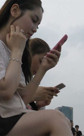 广场边休息的气质美女