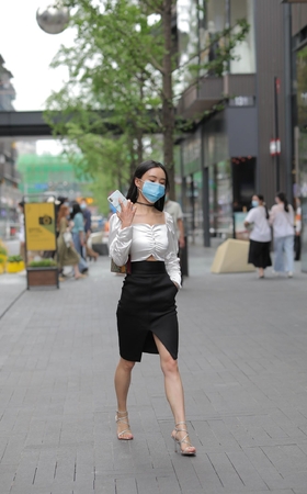 戴着口罩的气质小姐姐