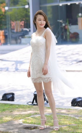 蕾丝吊带裙，美腿小姐姐 [18P]