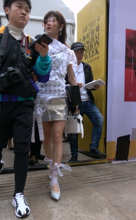 夸张的大眼镜短发美眉
