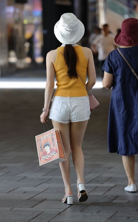 长腿洁白美女