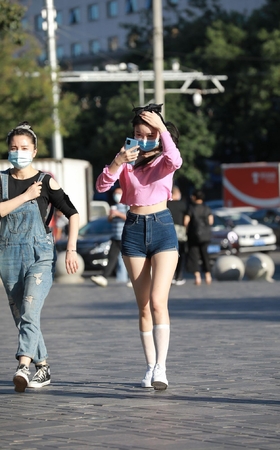 漂亮的黄衣美女小姐姐