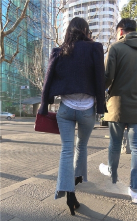 蓝色牛仔喇叭裤气质美女