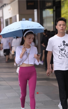 遮阳伞下的瑜伽裤美女(54P)