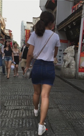 包臀牛仔裙小姐姐