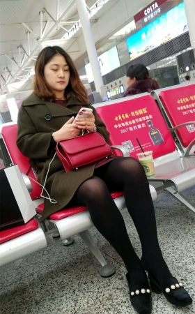 高铁站候车的黑色丝袜极品美腿美少妇