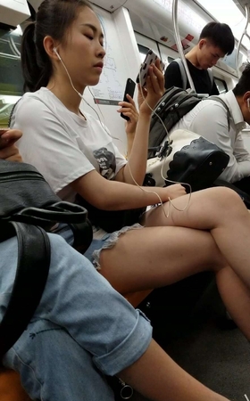 4K – 地铁上的美腿青春女孩 [1.63 GB/MP4]
