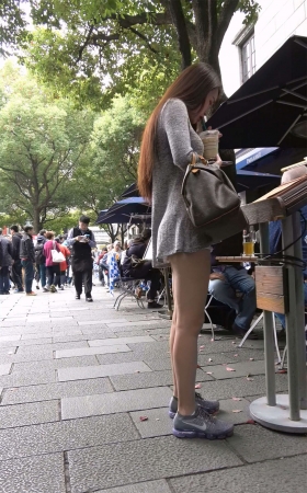 跟男友约会的热裤美腿小姐姐