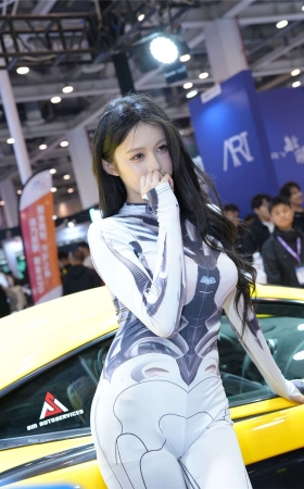 靓丽车模夏舒然
