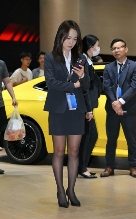 卖大奔的美女就是漂亮~ [18P]