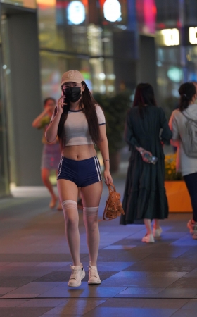 饱满的热裤小妹
