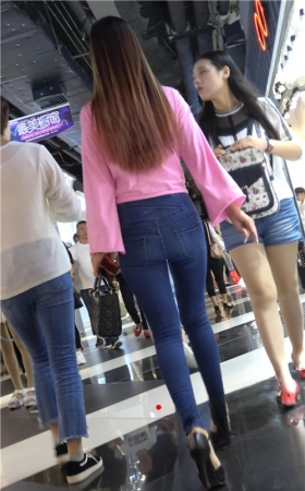 粉衣牛仔裤高腰美女