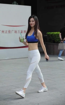 白色紧身瑜伽裤美女【套图+视频】 [10P]