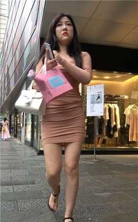4K – 超级丰满丰腴身材紧身包臀裙街拍美女 [1.54 GB]
