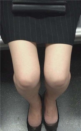 地铁上遇见低头玩手机的美腿妹子