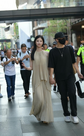 街拍露背裙白皙气质女盆友 [18P]