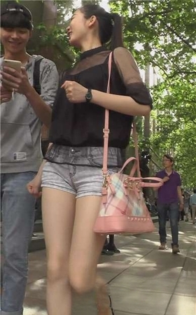 街拍马尾辫清纯美腿热裤MM [520 MB]