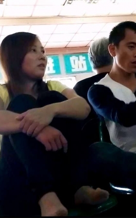 候车室的吃口香糖