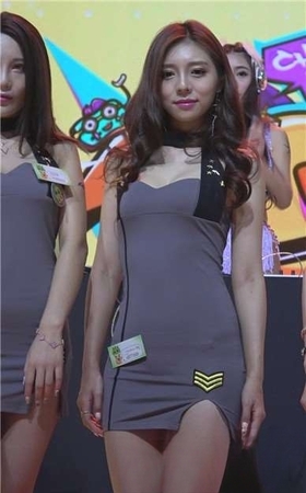 性感美腿包臀裙美女姐姐，笑容很甜美。