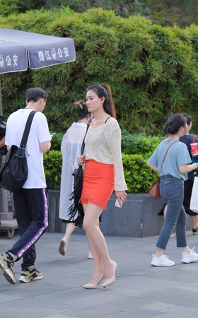 这个肉丝高跟美女，有点心事