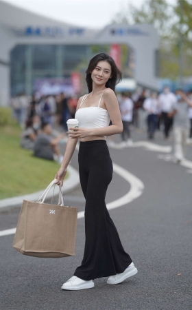 黑白搭配好身材