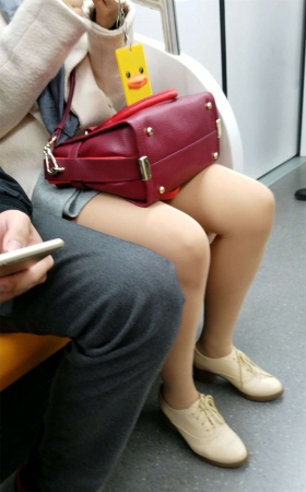 地铁拍摄肉色丝袜OL少妇