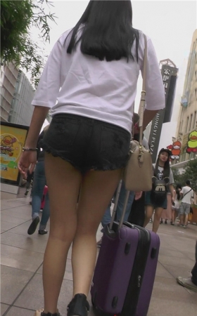 黑色热裤月牙小美女