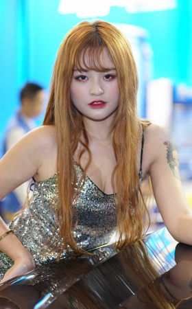 超短裙纹身妹子站车 [15P]