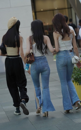 两个极品牛仔裤美女