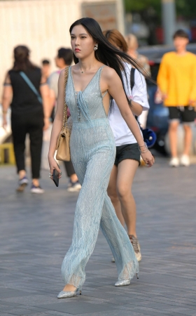 长发飘飘的时尚美女 [24P]