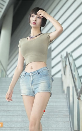 苗条高挑的热裤小姐姐(202P)