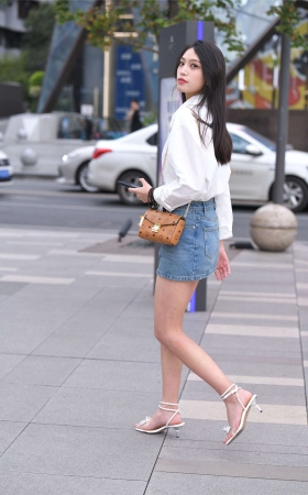 牛仔裙长发妹