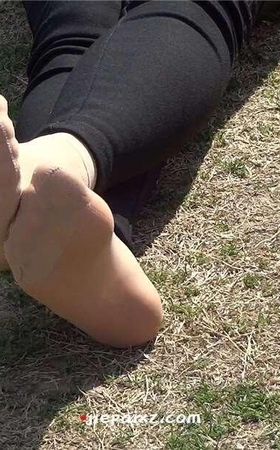 短肉丝美足少妇晒太阳 [423 MB/MP4]