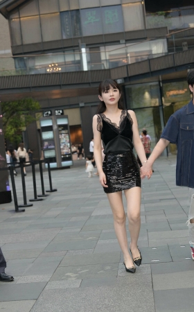牵手性感美女逛街 [19P]