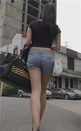 街拍牛仔短裤帆布鞋青春眼镜妹 [587 MB]