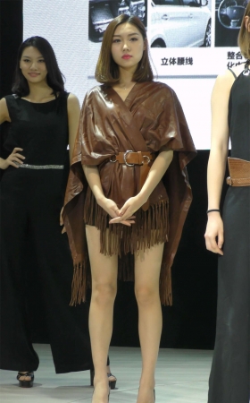 精致五官甜美漂亮美女车模