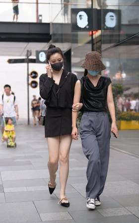 街拍白皙玉腿小姐姐 [19P]