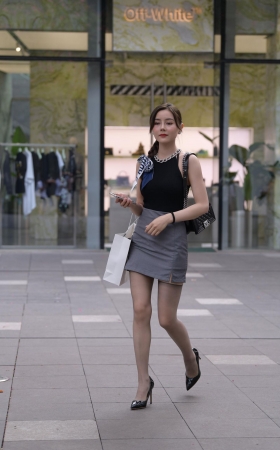 如此迷人的灰丝跟天高美女~