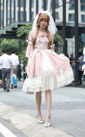 辉辉街拍作品 – 灰色丝袜美腿Lolita