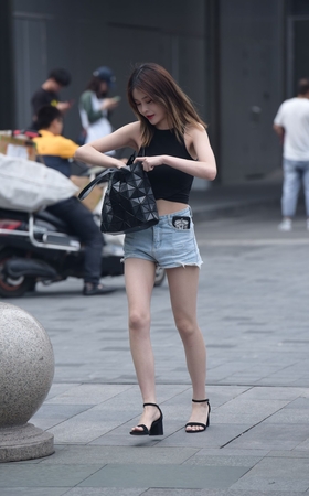 在包包里找什么呢
