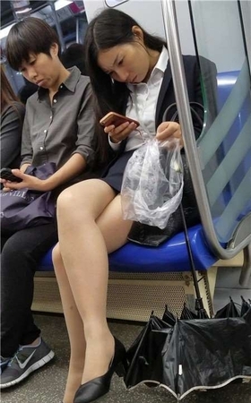 4k-地铁车厢专心玩手机的制服美腿丝袜美女