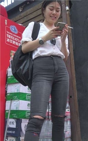 4k-看上去挺清纯的白衬衫女孩，居然抽烟呢 [1.57 GB]