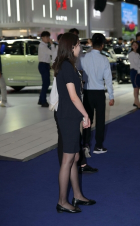 卖车的嘿丝美女 [17P]