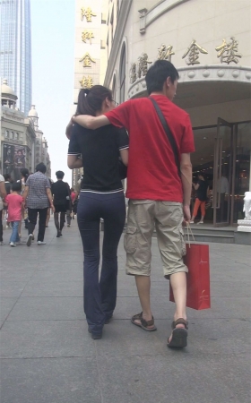 和男友逛街的美女