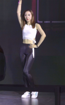 黑色紧身牛仔裤美女天生丽质