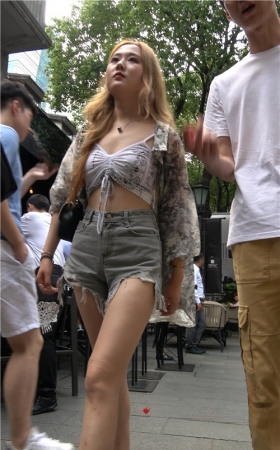 黄发清凉小妹
