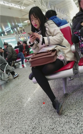玩手机的妹子