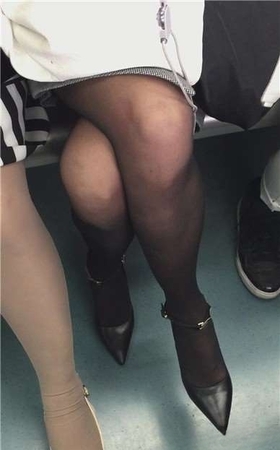 地铁拍摄尖嘴高跟黑丝性感美少妇
