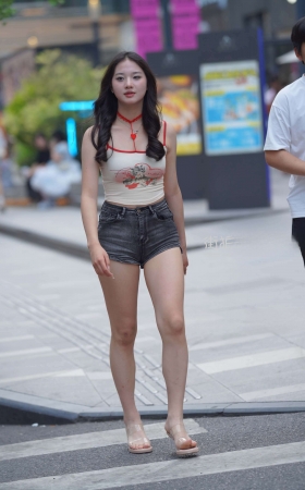 街拍肉肉的热裤美眉 [24P]