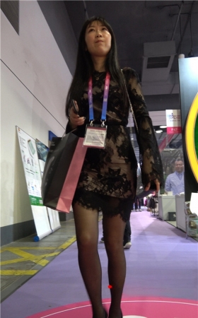 黑色连体裙美妇